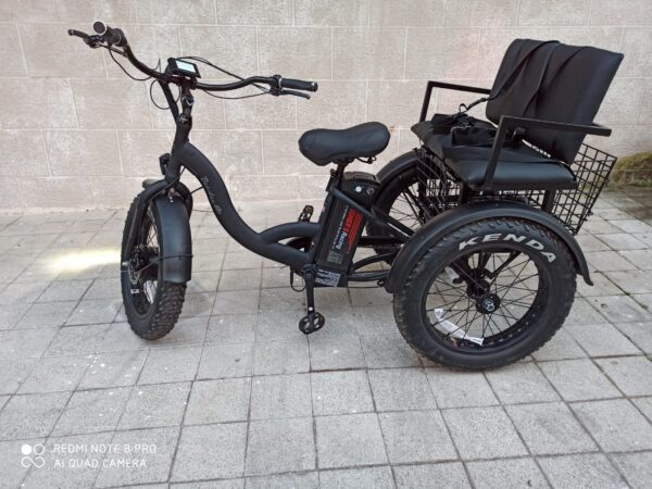 תלת אופן חשמלי בבנייה אישית עם מנוע וסוללה מותאמים